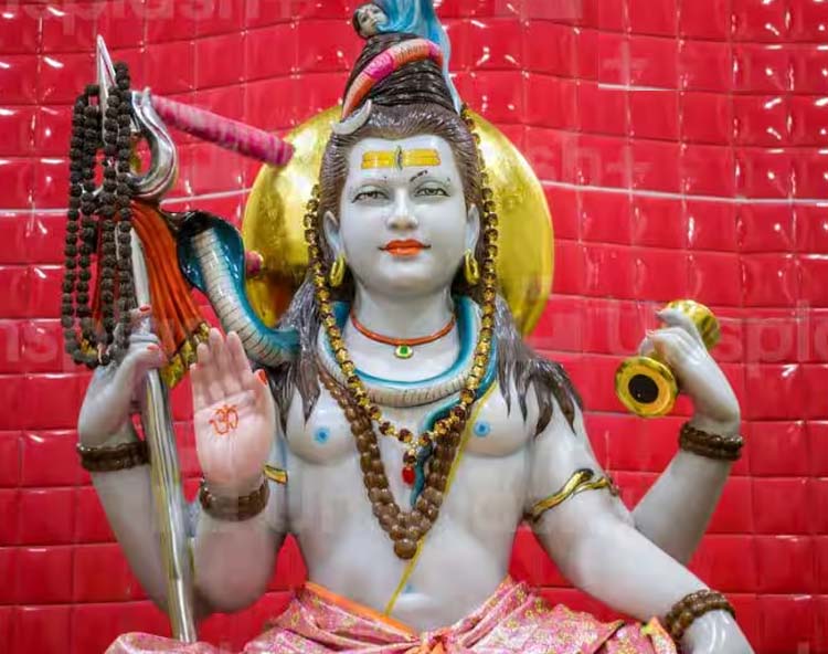 भोलेनाथ को सबसे ज्यादा प्रिय है सावन का महीना, प्रसन्न करने के लिए ऐसे करें पूजा